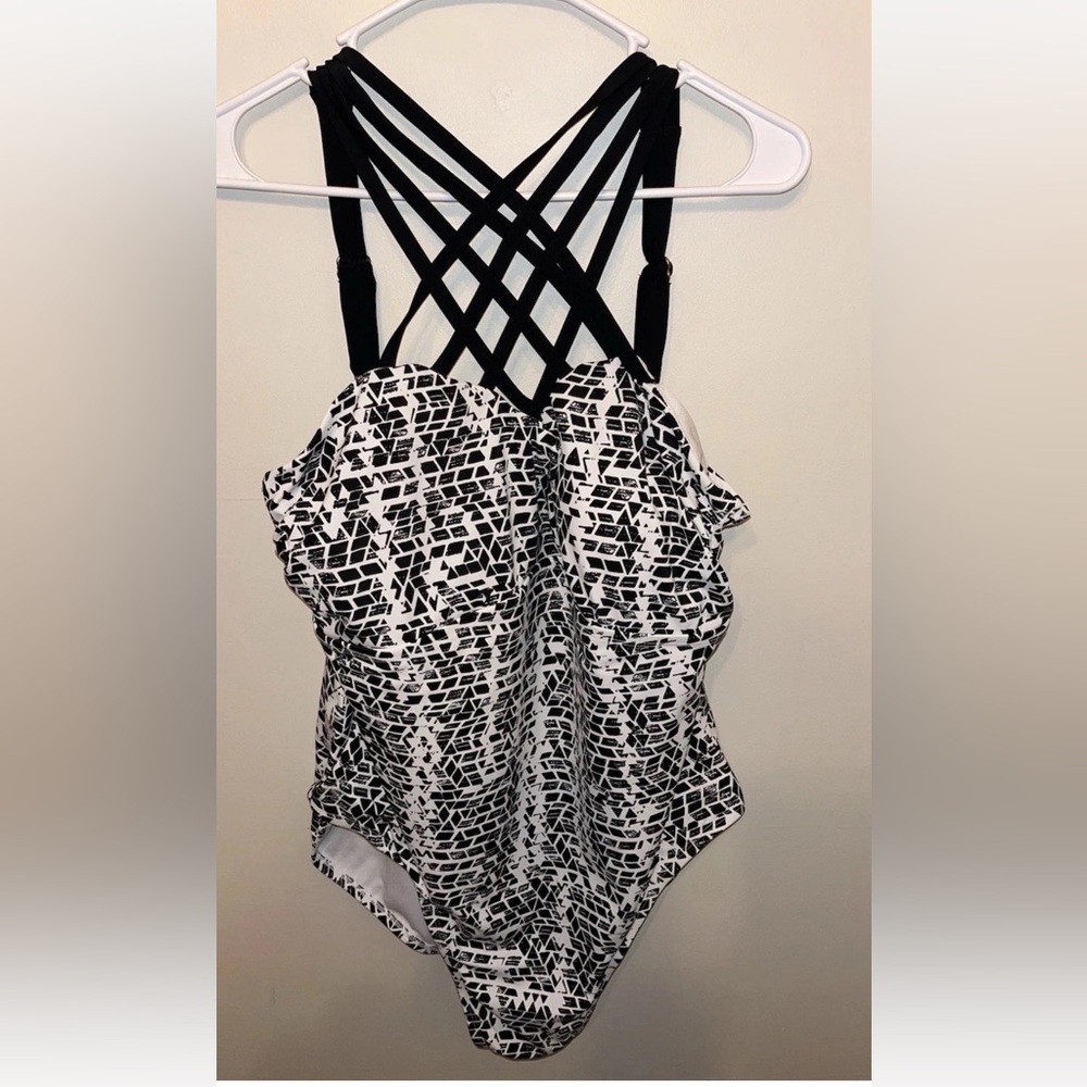 Boutique + Women’s One Piece Swimsuit Black White Geometric Pattern Size 1X NWOT